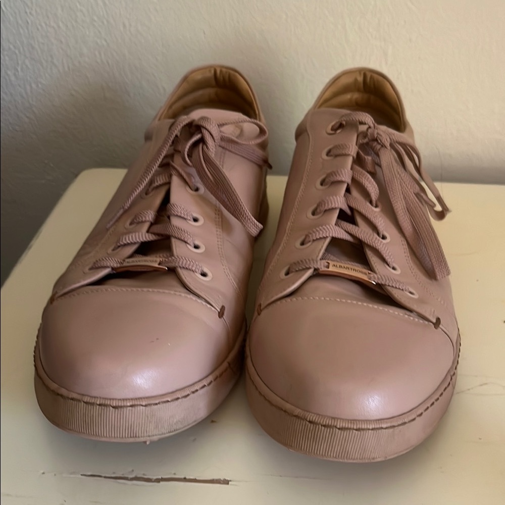 Pink Athletic Shoes with Minimalist Design and Lace-Up Closure